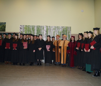 zdjęcie zbiorowe z absolwentami filii wraz z władzami 