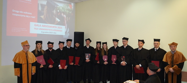 zbiorowe zdjęcie z absolwentami na uli w Filii UŁ wraz z władzami